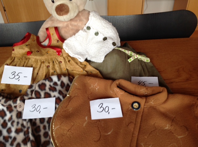 Mormor-syet tøj til dukker og bamser. Mangler du personlig julegave? | Legetøjskassen | Østfronten