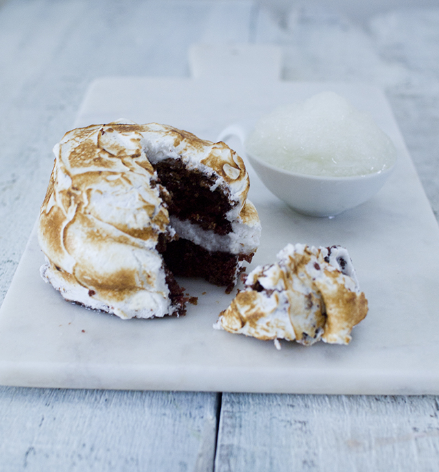 Nytårsdessert: Marengs-chokoladekage og champagnesorbet | Dessert |  byGuldahl
