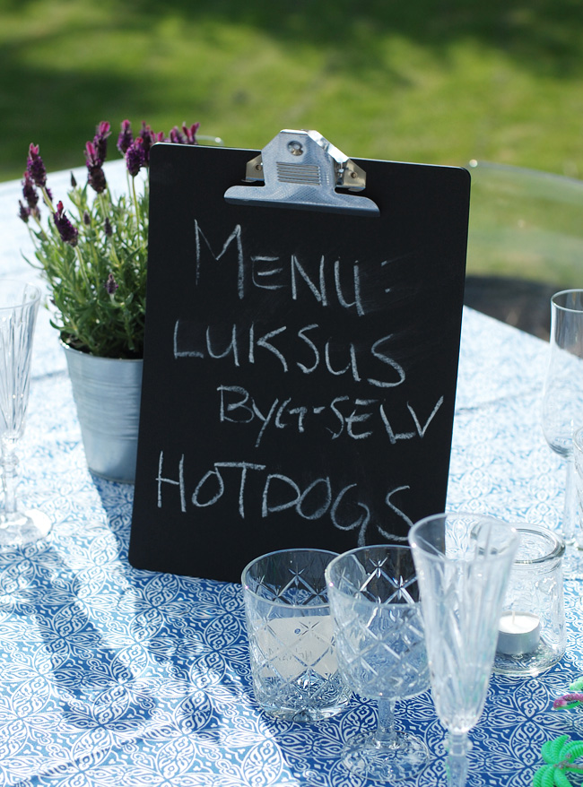  photo havefest-ikea-byg-selv-hotdogs-glas-vinglas-vand-menukort-clipboard-lavendel-blomster-fra-dug-missjeanett-blogger-odense-som_zpseljciex4.jpg
