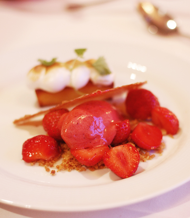  photo weekend-bryllup-dessert-stella-maris-jordbar-strawberries-missjeanett-i-svendborg-udsigt-til-vandet_zpsfwmwqvl9.jpg