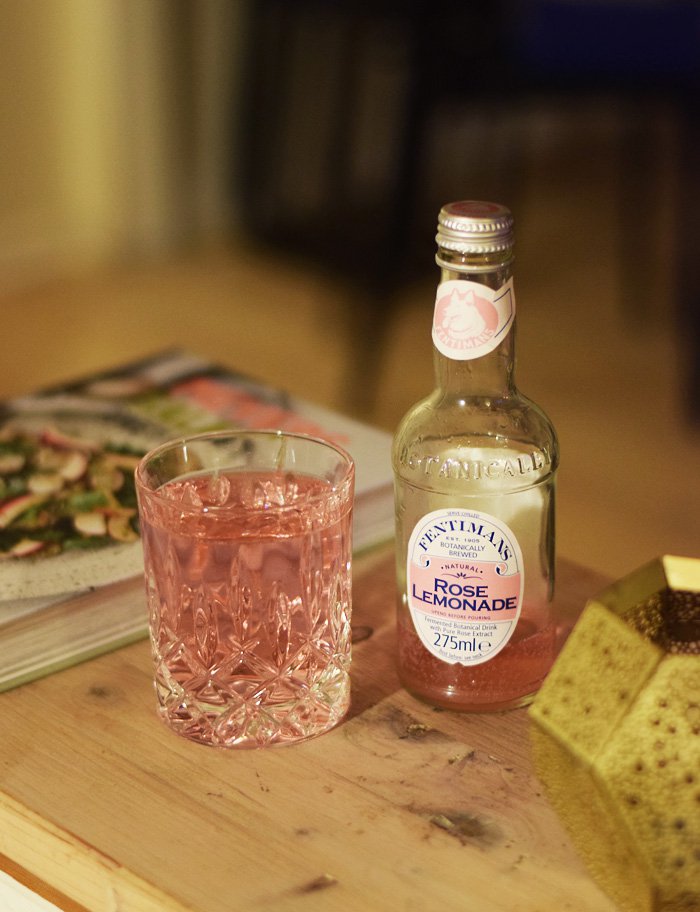 gin-og-rose-lemonade-tonic-rosenvand-drinks-cocktails-missjeanett-odense-min-weekend
