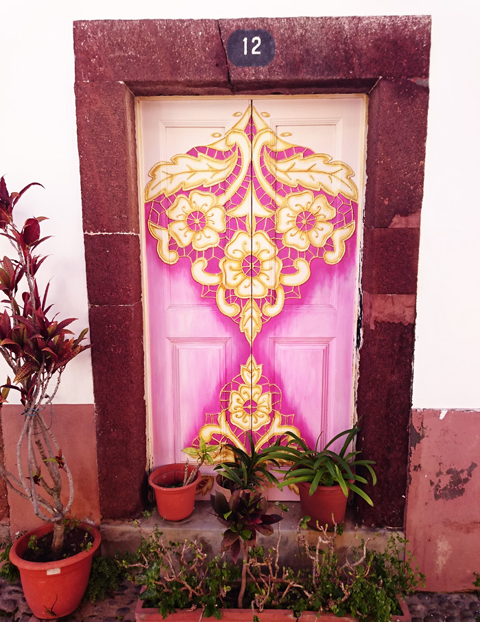 fantastiske-funchal-madeira-portugal-visit-missjeanett-door-goals-beautiful-doors-pink-dor-smukke-dekoration-travel-blogger