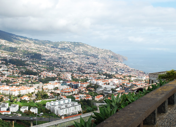 funchal-by-town-madeira-view-udsigt-udkigspost-over-portugal-med-spies-pico-dos-barcelos-missjeanett