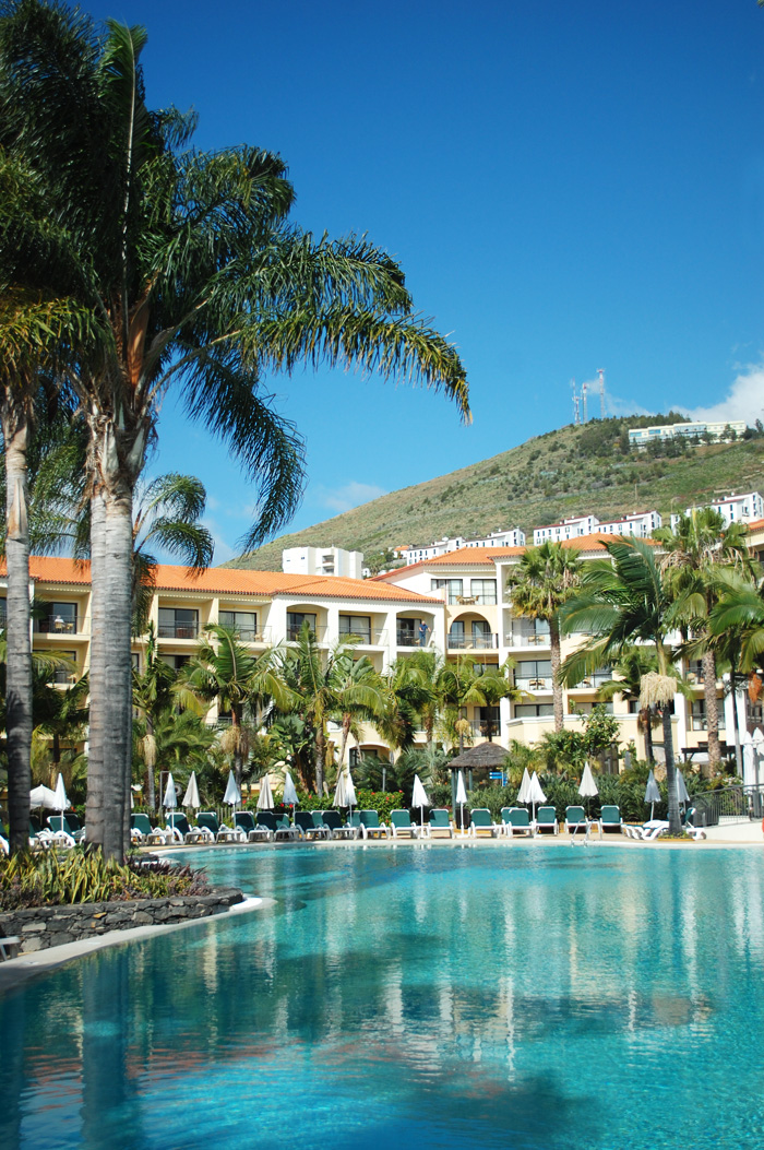 vila-porto-mare-hotel-resorts-funchal-madeira-i-spies-med-familieferie-til-portugal-missjeanett-blogger-opvarmet-pool-udsigt