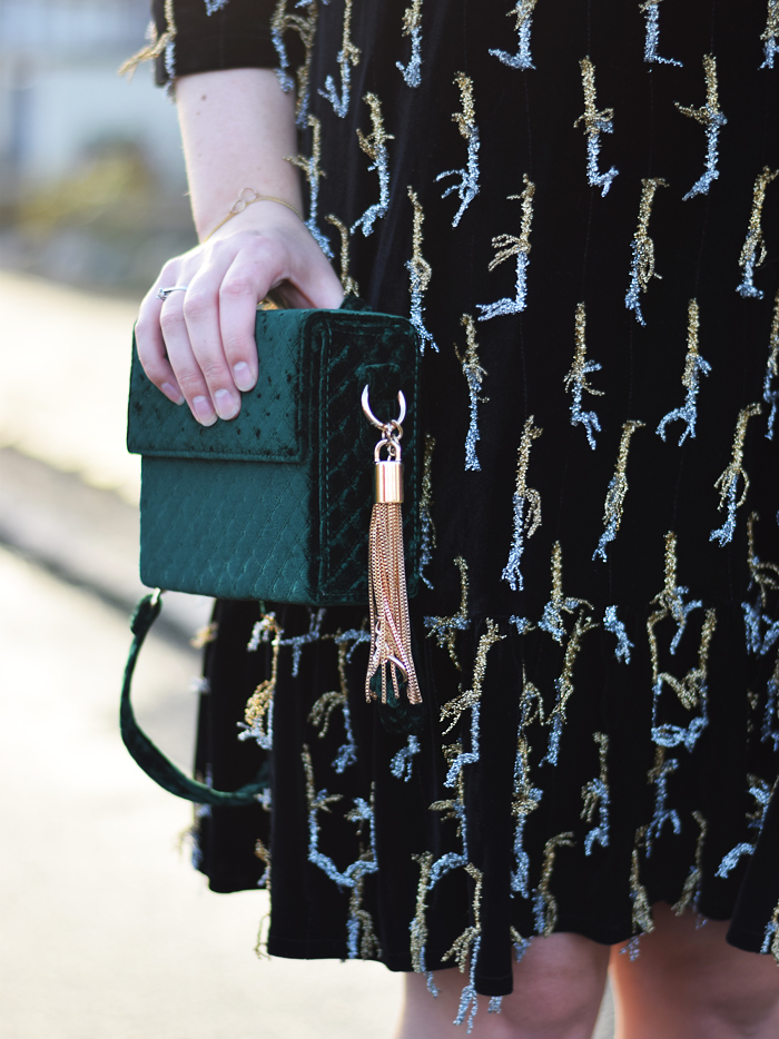 outfit-stylenanda-new-look-green-velvet-bag-clutch-gron-velour-taske-missjeanett-blogger-orelia-bracelet