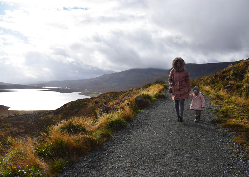 isle-of-skye-old-man-of-storr-hiking-trail-with-kids-med-barn-scotland-skotland-the-highlands