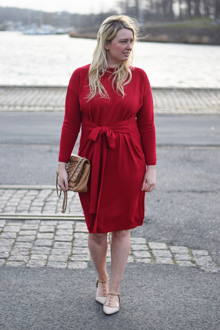 outfit-asos-roed-kjole-red-knit-dress-missjeanett-dkny-gansevoort-bag-blogger-fra-odense-dune-studded-flats-shoes