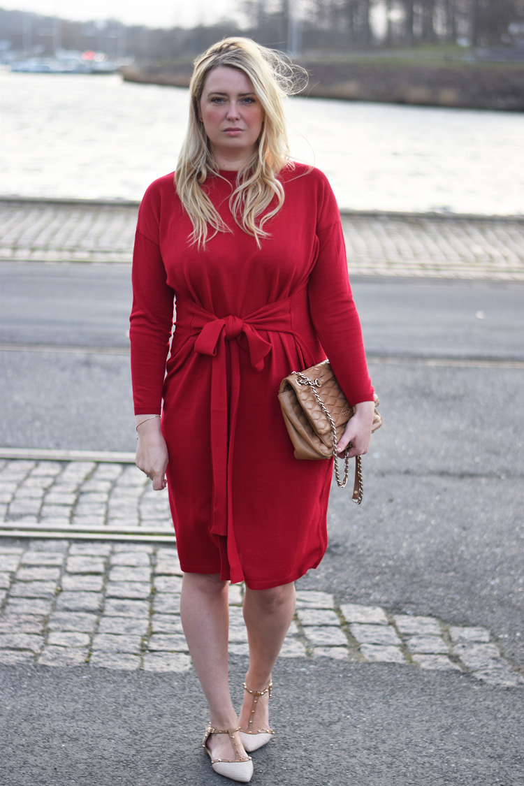 outfit-asos-roed-kjole-red-knit-dress-missjeanett-jeanett-drevsfeldt-blogger-fra-odense-havn-dune-sko
