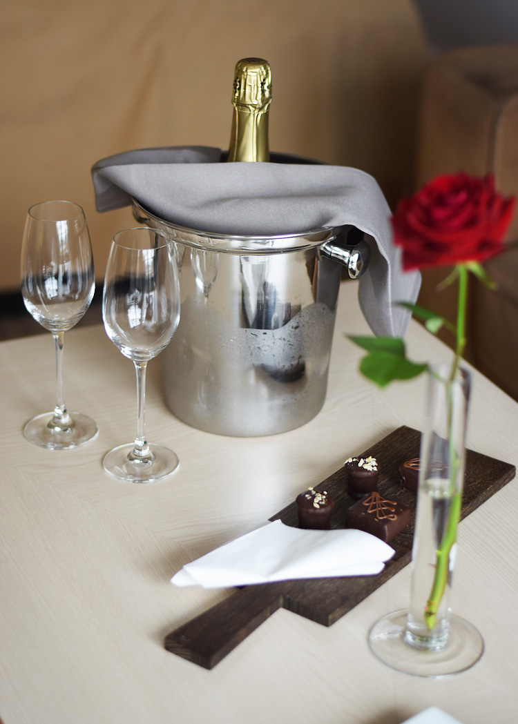 munkebjerg-hotel-i-vejle-tree-top-vaerelse-room-champagne-romantisk-pakke-roser-missjeanett-blogger-spa-ophold