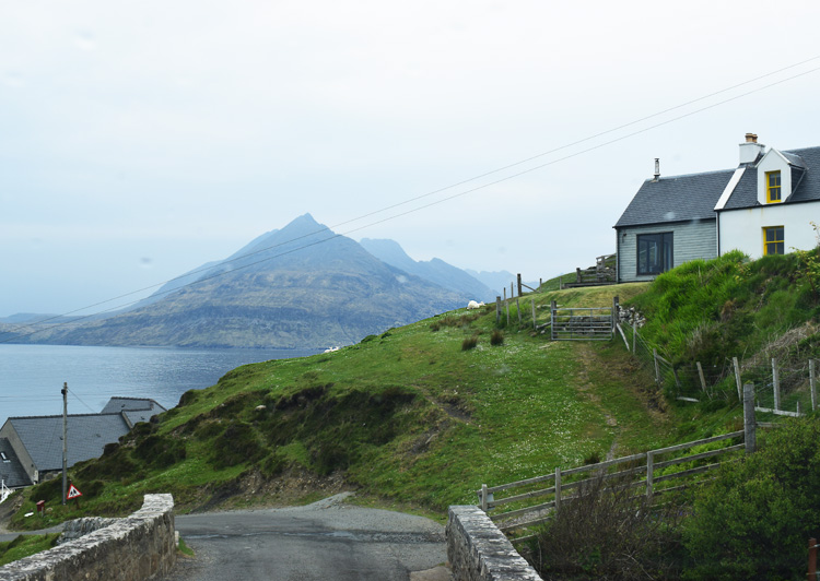 elgol-isle-of-skye-scotland-skotland-cuillin-mountains-loch-scavaig-missjeanett-blogger-guide-ferie-med-barn-boern-view-udsigt