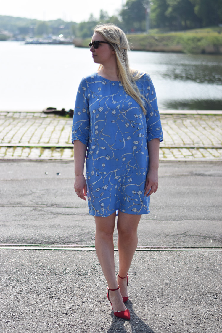 outfit-sommerkjole-fra-selected-femme-blaat-print-moenster-missjeanett-blue-flower-print-odense-havn
