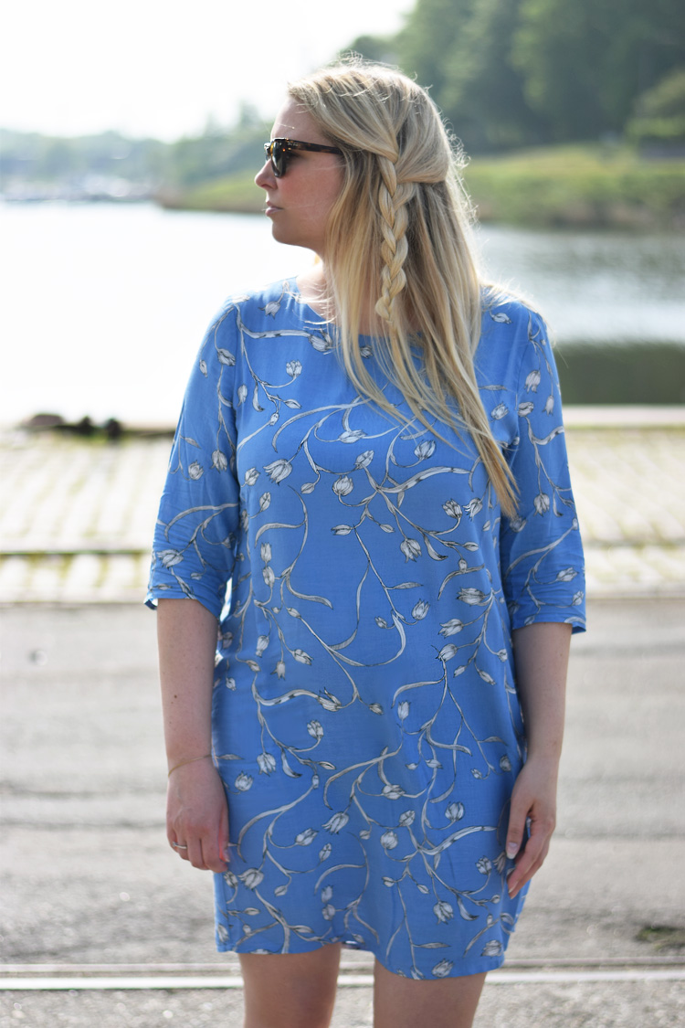 outfit-sommerkjole-selected-femme-dress-blue-print-flower-missjeanett-blogger-odense-havn-fletning-blond-haar