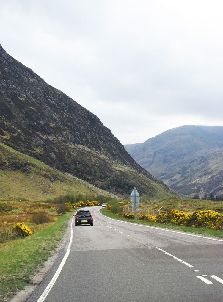road-trip-in-scotland-driving-in-skotland-highlands-missjeanett-spring-foraar