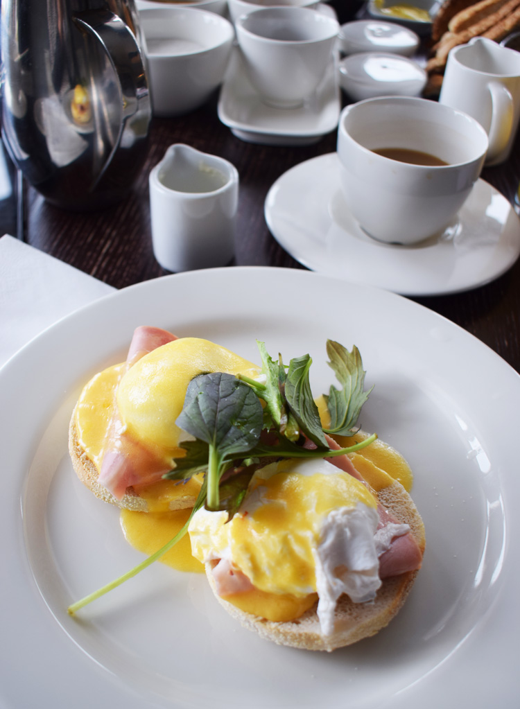scottish-breakfast-porridge-skots-morgenmad-eggs-benedict-missjeanett-duisdale-house-hotel-isle-of-skye