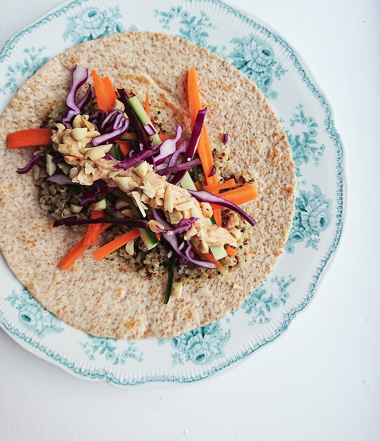 Aarstiderne veganer måltidskasse - Wraps med peanutsauce og quinoa