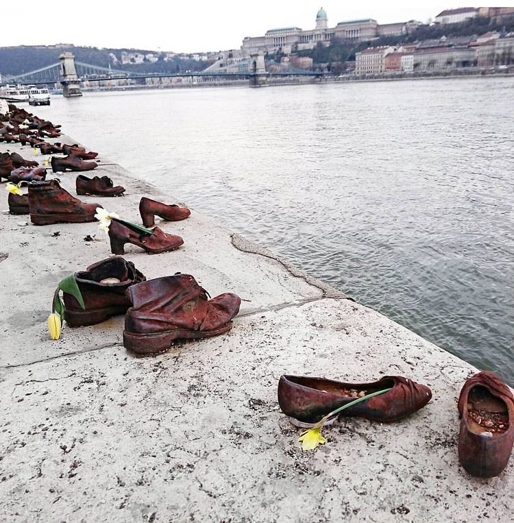 Budapest Guide - Shoes on the Danube bank - II World War