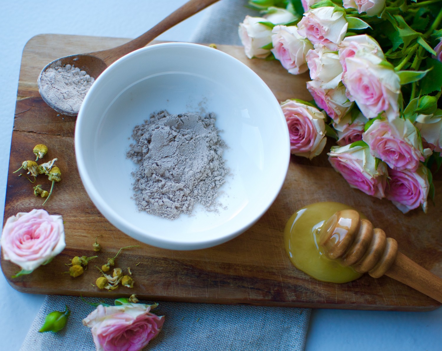 Homemade face mask with bentonite clay - deep cleansing and detoxing!