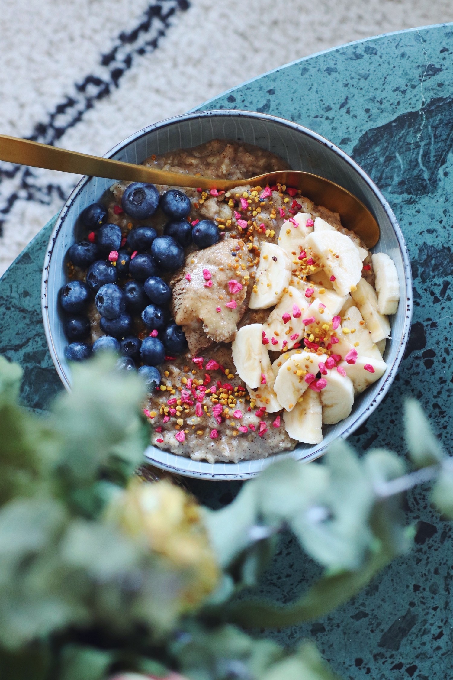 My go-to easy oatmeal // Delicious, filling and warming