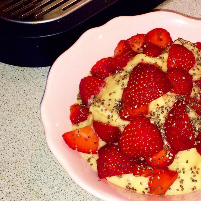 Lækker, sund softice med jordbær og chiafrø topping 