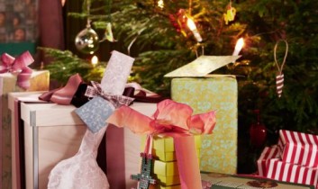 julepynt-juletrc3a6-julegaver-gavepapir-julegaveindpakning-jul-indretning-interic3b8r-boligcious-brugskunst-pynt-op-lysestager-adventskran-kalenerlys-353x210