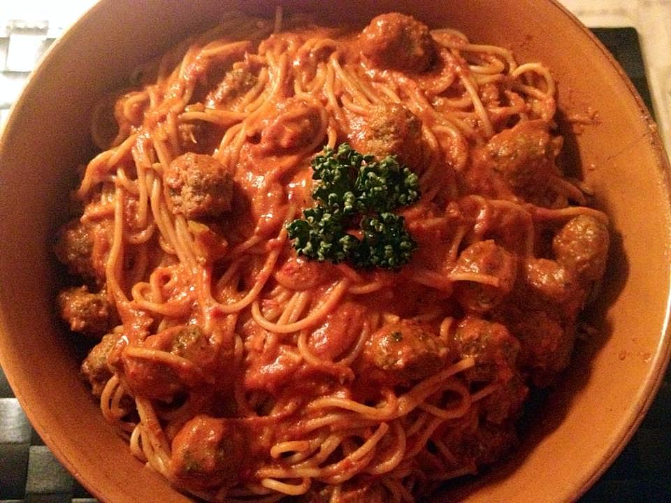 Spaghetti med tomatsovs og 86 kødboller | Italiensk | Persilles
