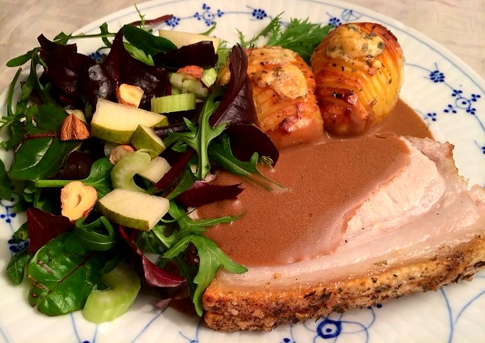 Flæskesteg med hasselback-kartofler med blåskimmelost, sovs og pæresalat |  Dip, dressing, dyppelse og sovs | Persilles blog