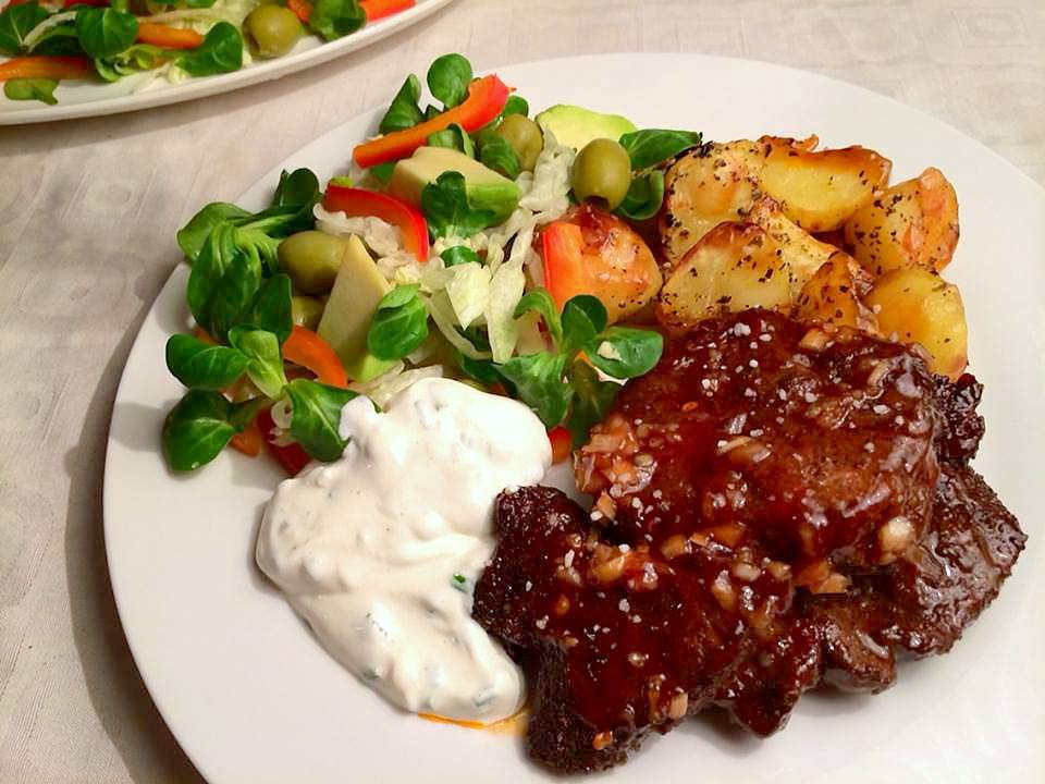 Klistrede barbecue-nakkekoteletter, sprøde kartofler, salat og  hvidløgsdressing med smæk på | Dip, dressing, dyppelse og sovs | Persilles  blog