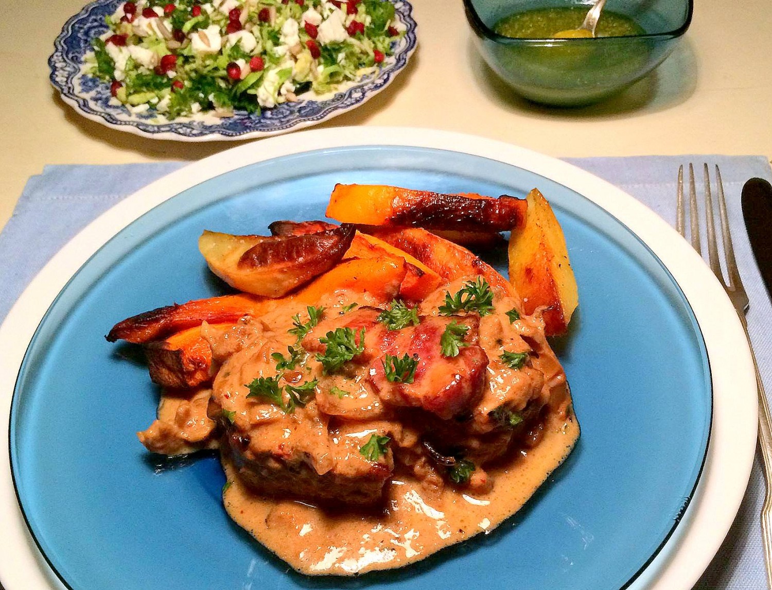 Svinemørbrad med æbler, løg og bacon, samt ovnbagte kartofler og hokkaido,  og syrlig rosenkålsalat med feta og persille | Dip, dressing, dyppelse og  sovs | Persilles blog
