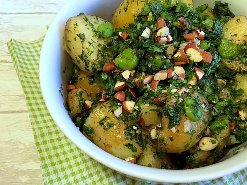 Lun kartoffelsalat med masser af friske hestebønner, mandler og brunt smør | Grønt tilbehør | Persilles blog