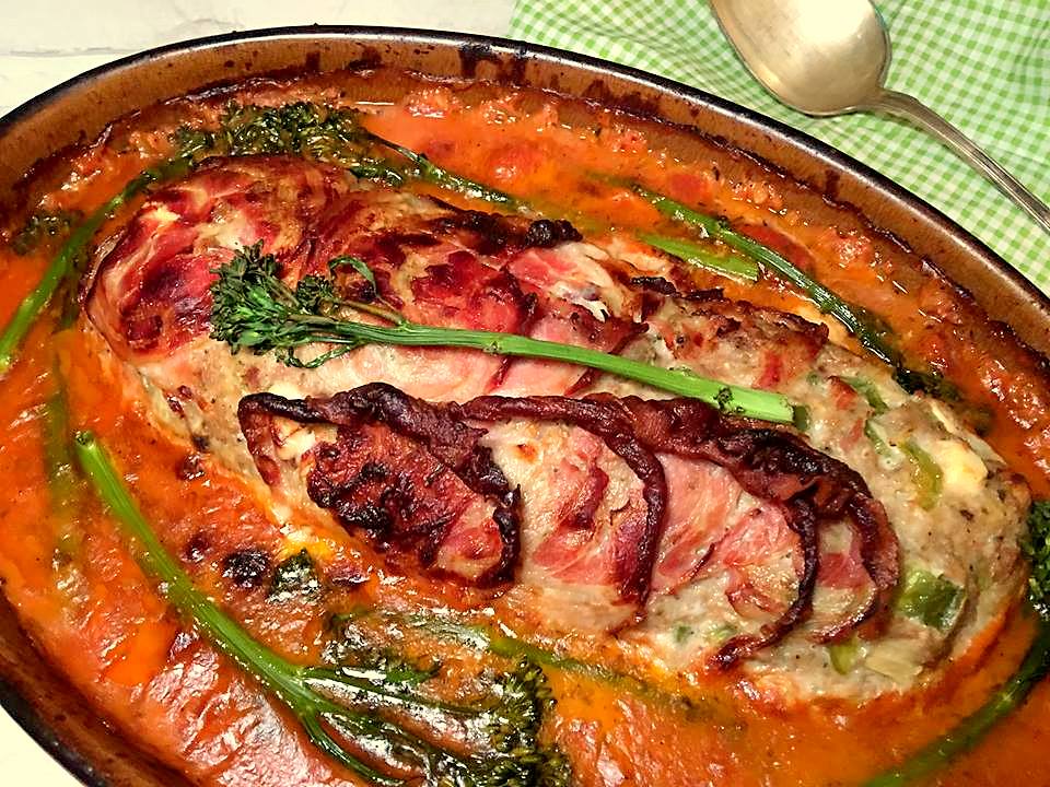 Farsbrød med grøn peber, selleri, feta og pancetta i cremet tomatsovs |  Ingen kategori | Persilles blog