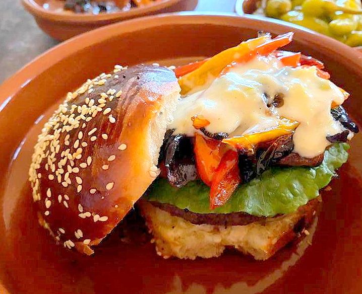 Saftig okseburger med løg og peberfrugter bagt bløde og søde i ovnen og  lækker mayo med syltede grønne chiler | Burger | Persilles blog