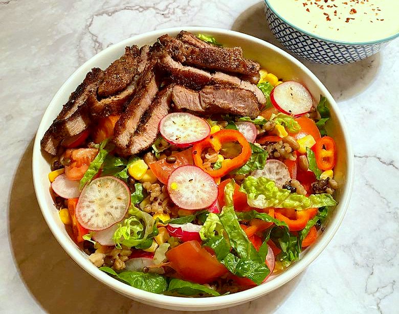 Charmerende gør det fladt utilgivelig Fyldig salat af bønne/kerne-mix og blandet grønt med spicy nakkekoteletter  og avokadocreme | Dip, dressing, dyppelse og sovs | Persilles blog