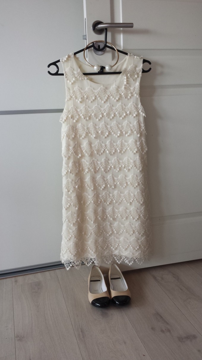 Måske den kunne bruges på min bryllupsdag til denne kjole, som jeg havde på dagen efter vores bryllup., selvfølgelig med Chanel-lookalike sko. 