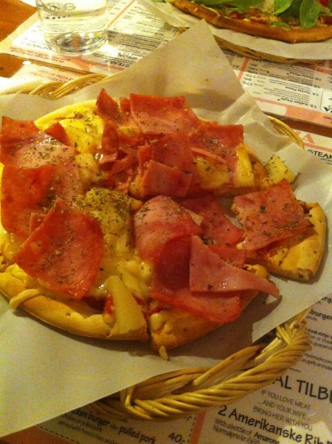 Glutenfri pizza med skinke og ananas. 