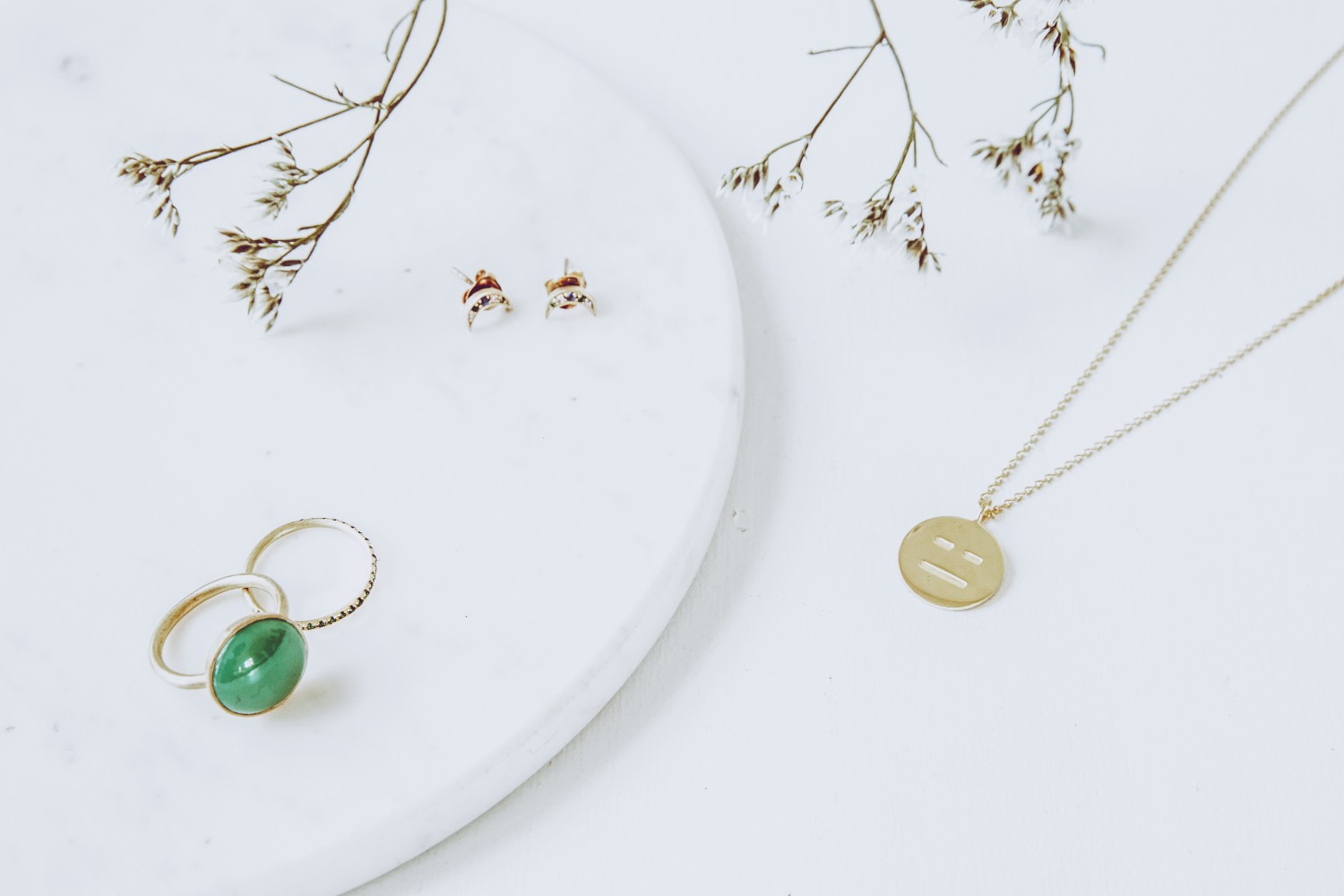 Opfylde syre lilla hvisk guldsmykker og en heldig vinder | SMYKKER | Fashionary blog