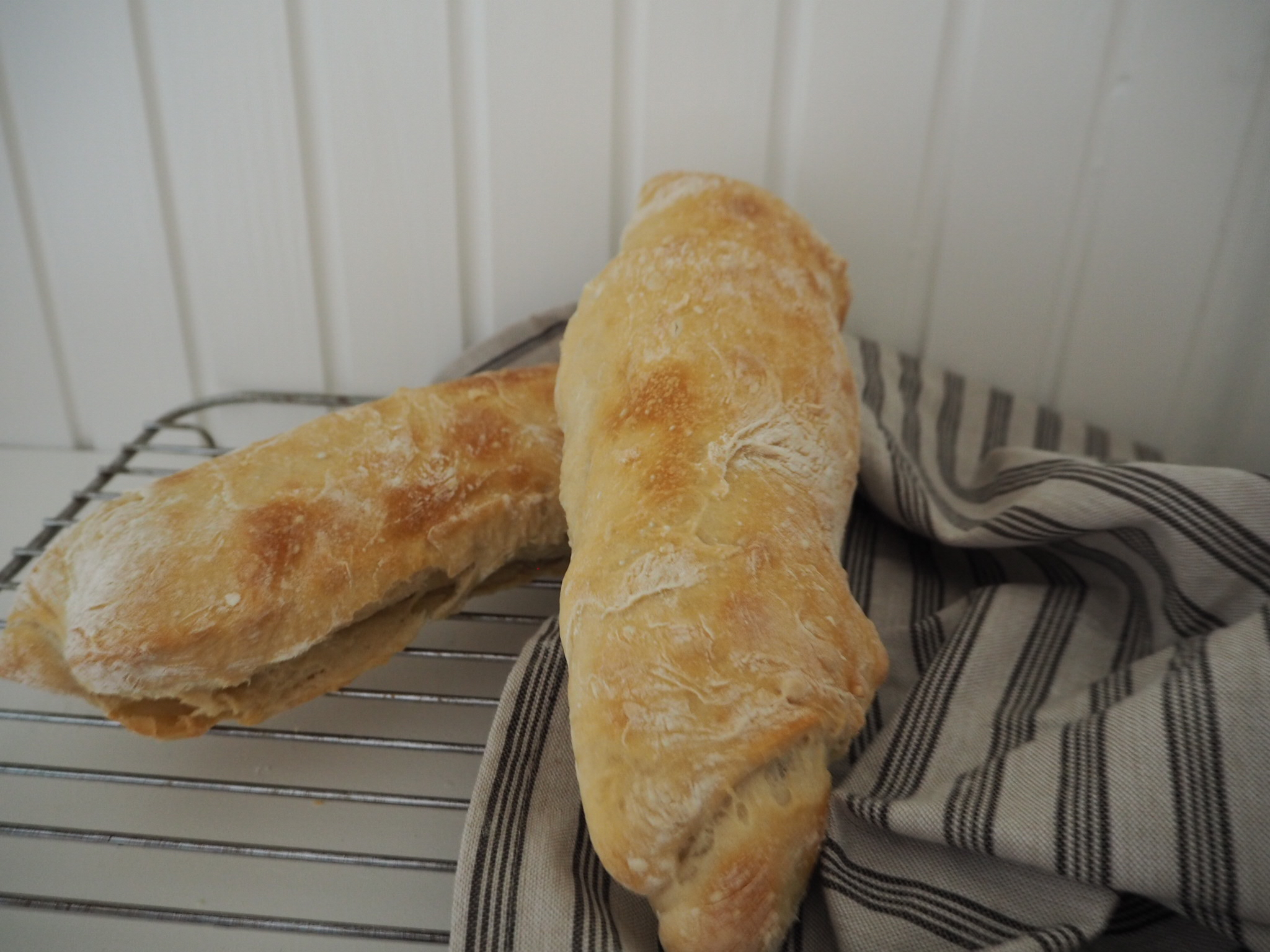 Hjemmebagt ciabatta brød med parmesan & hvidløg | Opskrifter | Nanna  Pretzmann
