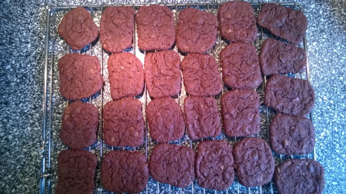 Dobbelt portion cookies med chocolate chips, som jeg har modificeret med kakao og af ren dovenskab 