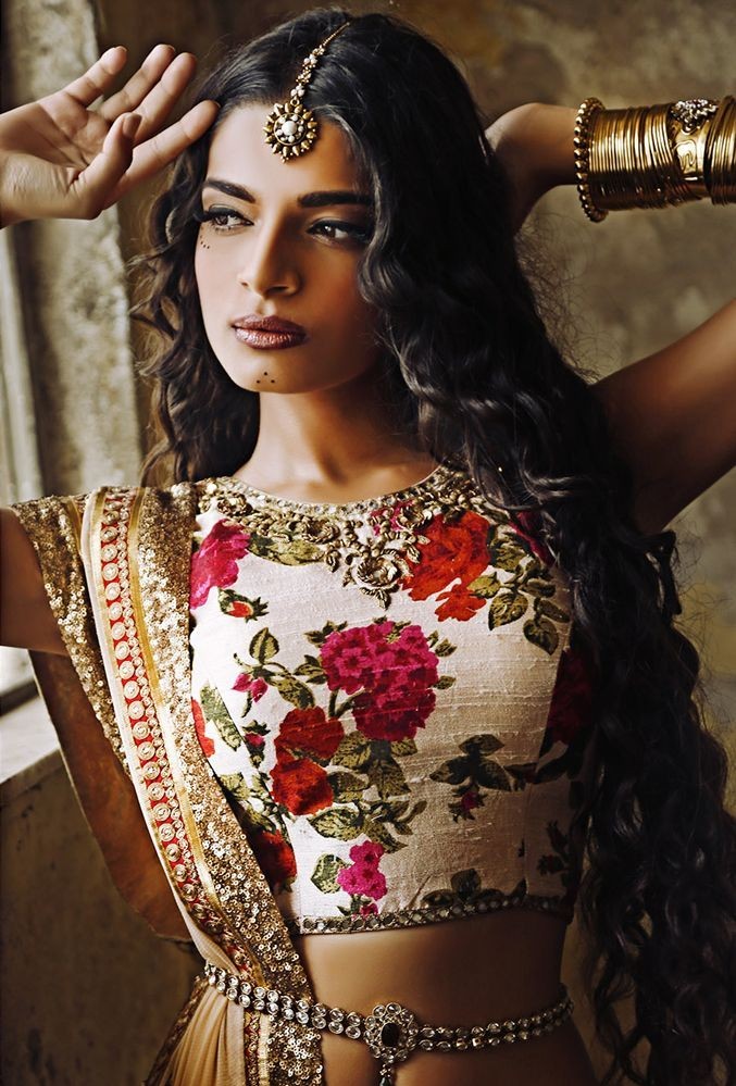 This amazing Bohemian-style boatneck saree blouse by Sapana Amin Collection  is beyond perfect! 