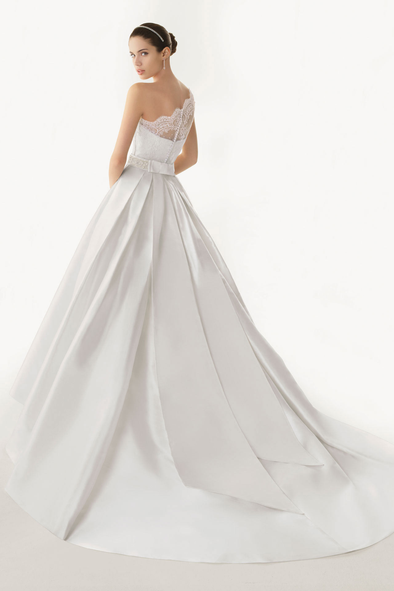 Magnifique robe blanche pour mariage classique ornée de dentelle exquise