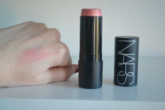 nars-with-hand