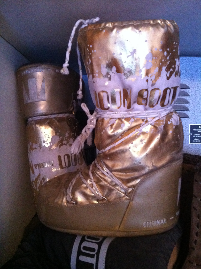 STYLE GOLD MOONBOOTS