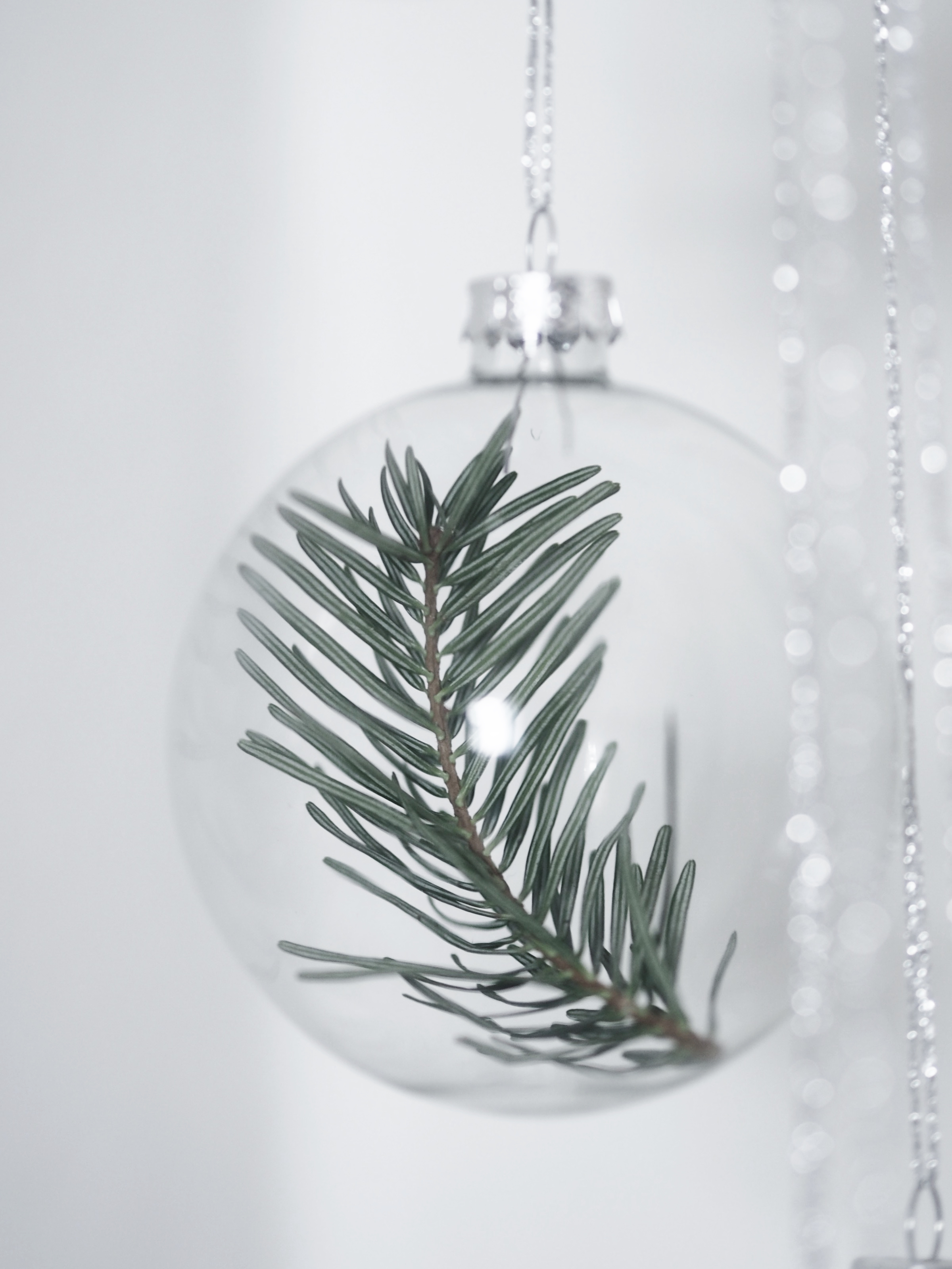 DIY: CHRISTMAS BAUBLES WITH A GREEN TOUCH
