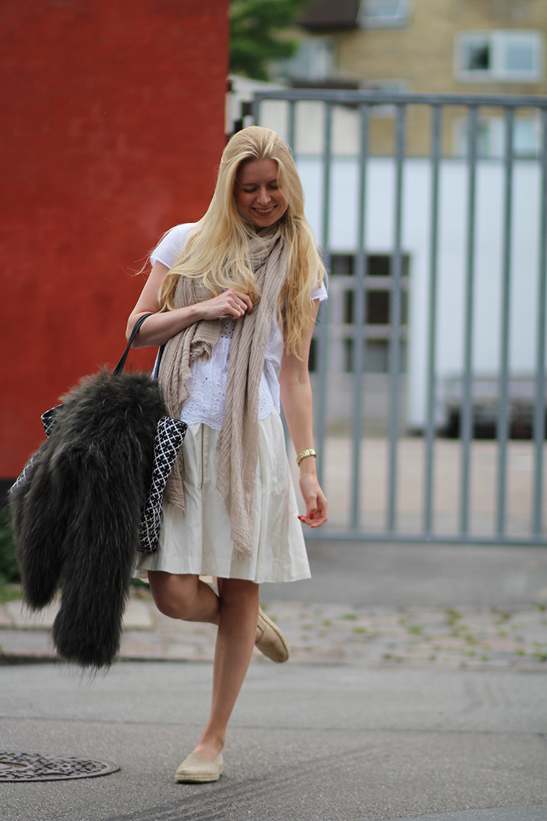 midi skirt hvid nederdel Inwear Københavns gader outfit modeblogger Amy Dyrholm Meotine pels arbejde mini ferie By Malene Birger sommerferie rød væg solskin