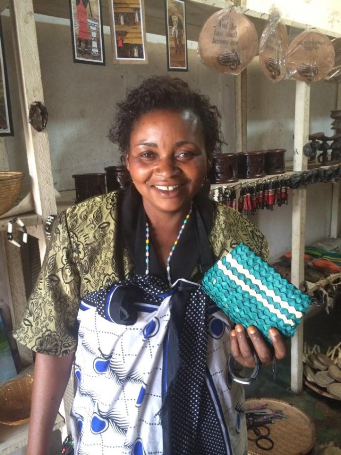 Her er en afrikansk kvinde, som selv har syet denne taske, som hun staar med