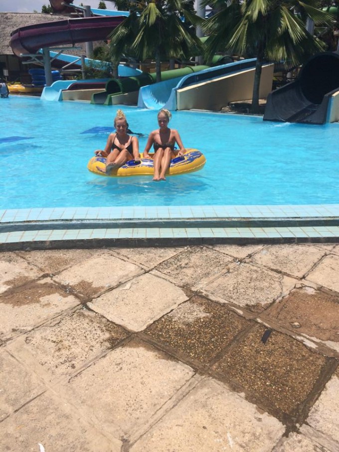 Karoline og Mette i poolen - det var en sikkerhedsvagt, som tog billedet 