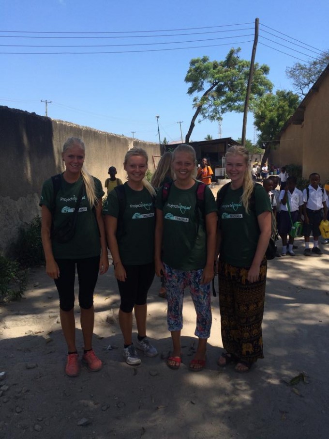 4 danskere klar til at tjekke boernene paa skolen. Mette, Karoline, Celina og Michelle