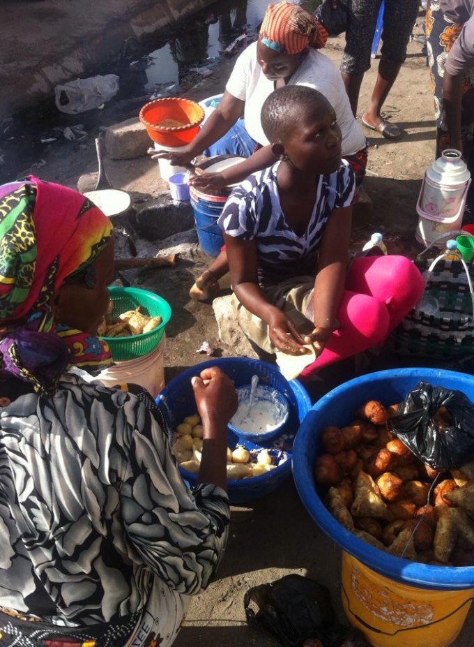 Hver morgen er der en masse afrikanske mennesker, som saelger alt muligt maerkeligt morgenmad, som ses paa billedet