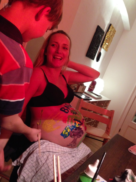 Der var frit slag, Camilla malede en glad baby i korrekt stilling til en god fødsel.
