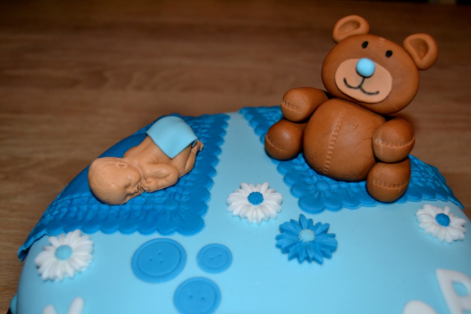Baby shower kage med hindbærmousse og lys chokolademousse | Figurer |  Gadeskager
