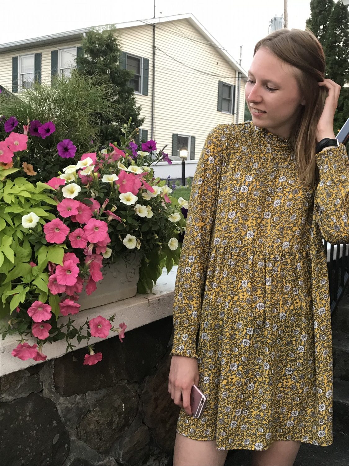 Outfit #88 – Gul blomstret kjole | | Simone Damsfeld